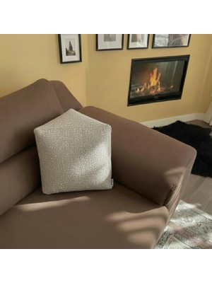 Sarac Cushion Design 3D Tasarım Kırlent, otururken ya da uzanırken daha rahat hissetmeniz için tasarlandı.