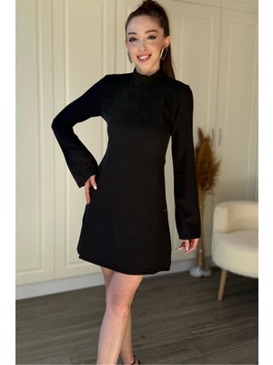 Dilay Gökoğlu Butik Balıkçı Yaka Sırt Detaylı Zarif Kısa Siyah Çan Elbise