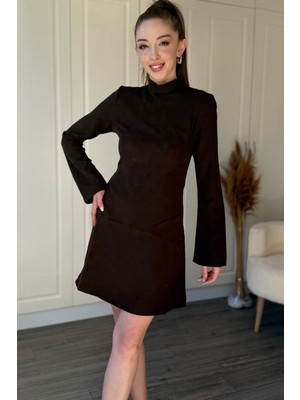 Dilay Gökoğlu Butik Balıkçı Yaka Sırt Detaylı Zarif Kısa Kahverengi Çan Elbise