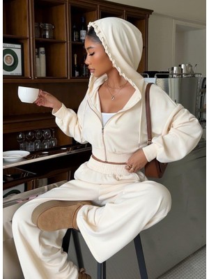 Afri Kadın Ekru Crop Kapüşonlu Sweatshirt ve Yüksek Bel Alt Takım – Metal Kuşgözü Detaylı Ikili Takım
