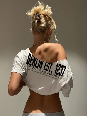 Afri Beyaz Berlin Baskılı Düşük Omuzlu Süprem Penye Tişört - Arkalı Önlü Giyilebilir Tasarım