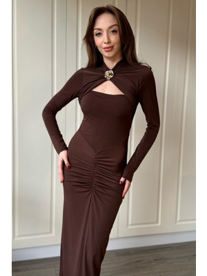 Dilay Gökoğlu Butik Boyun Aksesuarlı Göğüs Dekolteli Drapeli Midi Kahverengi Elbise