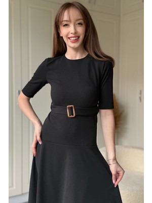 Dilay Gökoğlu Butik Kısa Kollu Kemerli Etekleri Volanlı Midi Siyah Elbise