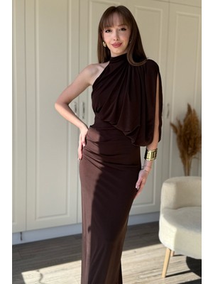 Dilay Gökoğlu Butik Tek Omuz Boyunlu Zarif Dökümlü Kahverengi Maxi Elbise