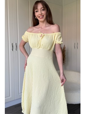 Dilay Gökoğlu Butik Omuzları Açık Gofre Kumaş Midi Sarı Elbise