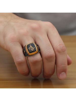 Kar Gümüş Özel Tasarım Siyah Taşlı Osmanlı Tuğrası Işlemeli 925 Ayar Gümüş Erkek Yüzüğü MOD28