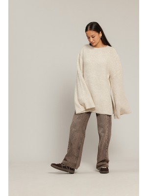 Nisan Triko Yırtmaçlı Oversıze Triko Kazak