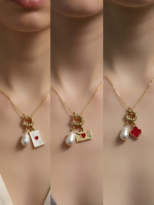 NKT Collection Kırmızı Yonca Kalpli Zarf Beyaz Yonca Incili Kolye