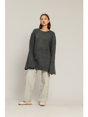 Nisan Triko Yırtmaçlı Oversıze Triko Kazak