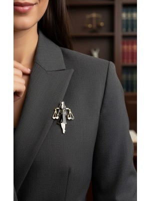 Efeaks Adalet Temalı Kadın Figürlü Broş - Mesleki Aksesuar Avukat Hukuk