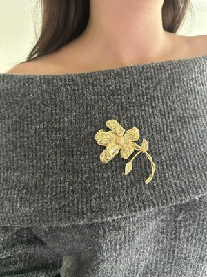 Gold Çiçek Tsarım Marka Model Broş Yaka Iğnesi
