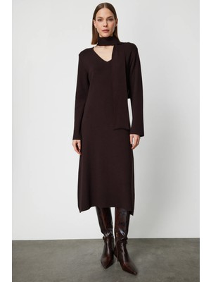 On Kadın V Yaka Kuşaklı Triko Elbise 63401 Kahverengi