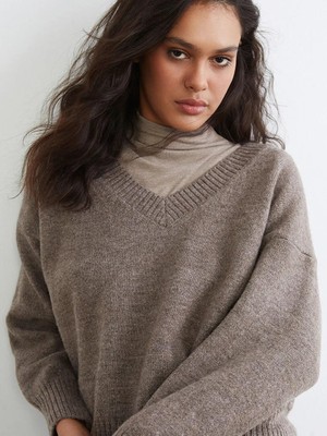 LC Waikiki Bej V Yaka Oversize Kadın Triko Kazak  (W5)