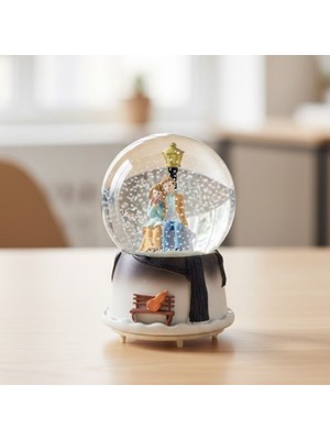 Alpotekno Pilli Işıklı Müzikli Kar Küresi–kış Masalı Bankta Sevgili figürlü Eğlenceli Masaüstü Biblo, LED Aydınlatmalı Dekoratif Hediyelik Kar Küresi