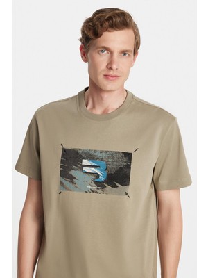 Tudors Relax Fit Rahat Kesim Pamuklu Ön Baskı ve Nakış Detaylı Bisiklet Yaka haki Erkek Tişö