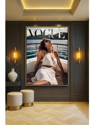 Wallivo Vogue Estetiği - Güneşli Gün ve Model Sanatsal Gold Metal Çerçeveli Kanvas Tablo