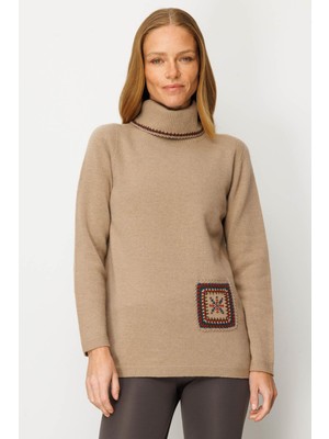 Desen Triko Kadın Degaje Yaka Cebi ve Yakası Tığlamalı Yün Kazak 25202 Bej
