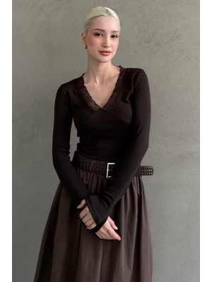 Madmext Kahverengi V Yaka Dantelli Kadın Bluz MG2633