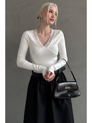 Madmext Beyaz V Yaka Dantelli Kadın Bluz MG2633