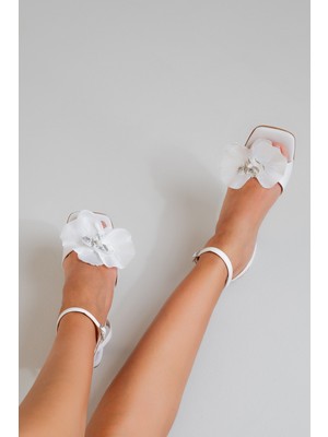 Ayakkabı Prensi Bloom Çiçek Detaylı Beyaz Saten