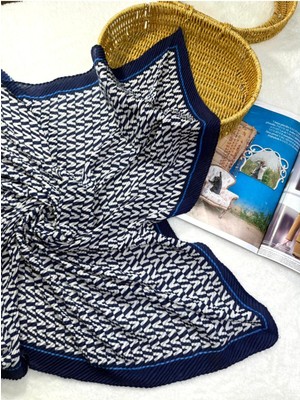 LİCSHE Licshe Lacivert Desenli Ipek Dokulu Kare Eşarp 90X90