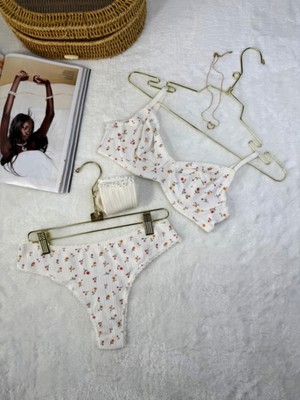 LİCSHE Licshe Çiçek Desenli Iç Çamaşırı Takımı + Beyaz Çorap + Çelik Kalpli Kolye 3’lü Kombin Set