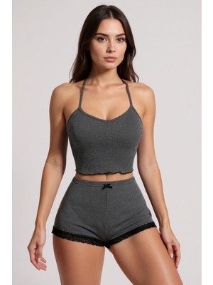 Başcılar Kadın Gri Kaşkorse Sırt ve Bacak Kısmı Dantel Detaylı Şortlu Gecelik Takım – Modern, Konforlu ve Günlük Kombinlere Uygun
