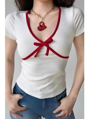 8line Kırmızı Şeritli Fiyonk Detaylı Beyaz Kısa Kollu Crop