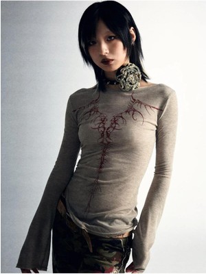 8line Bej Slayer Horn Kırmızı Sırt Desenli Uzun Kollu Bluz