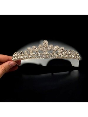 Massaltay Zirkon Taş Detaylı Beyaz Gelin Tacı – Kına Gecesi & Düğün Aksesuarı