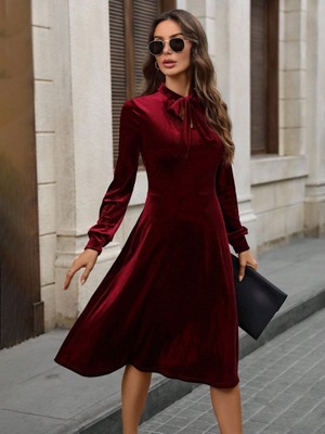 Evyora Kadın Uzun Kollu Yakadan Fiyonklu Cepli Midi Kadife Elbise