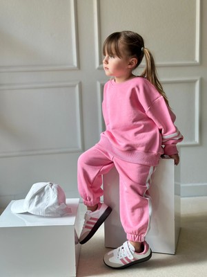 Kız Çocuk Pembe Eşofman Takımı – Şerit Detaylı, Oversize Kesim, Pamuklu Spor Takım