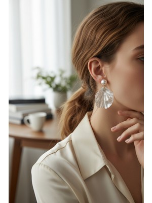 Alya's Aksesuar Altın Rengi İğneli Deniz Kabuklu İncili Küpe