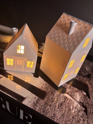 Minimal Işıklı Modern Ev Dekor Seti – 2 Ev + 2 LED Mum - Beyaz