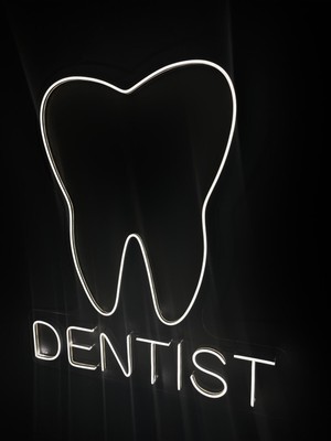 Neon Tabela Dentist Yazılı Diş Neon LED Işıklı Tablo 50 x 47 cm