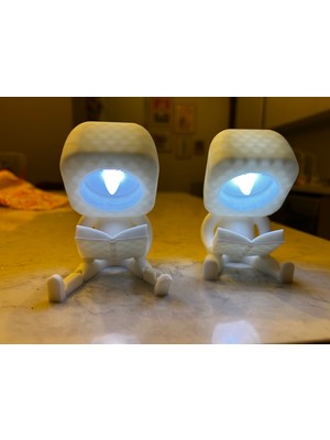 LED Işıklı Kitap Okuyan Figür – Dekoratif Masa & Kitaplık Lambası | 3D Baskı Modern Tasarım