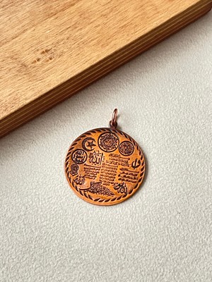 Aida Jewelss Saf Bakır Kolye Ucu Koruma Dualı , Koruma Sembollü Çift Taraflı Şans Kolyesi