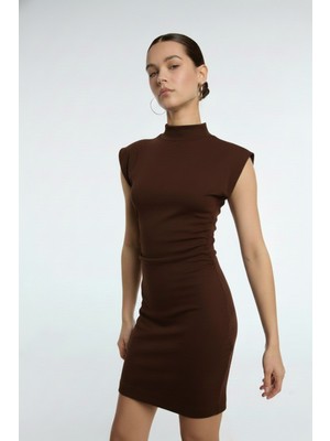 Ayshan Kahverengi Kolsuz Dik Yaka Mini Elbise