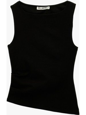 Koton Slim Fit Asimetrik Kesim Kolsuz Kayık Yaka Bluz