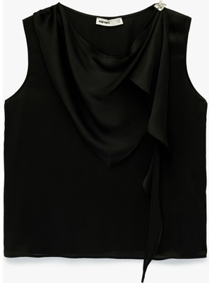 Koton Aksesuar Detaylı Yuvarlak Şal Yaka Kolsuz Saten Bluz