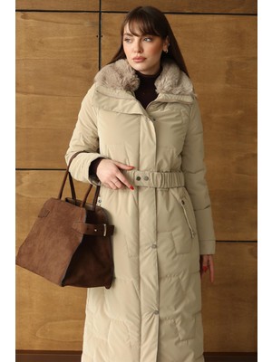 Olcay Yakası Kürk Detaylı Fermur Desenli Kapitone Uzun Mont Bej 6801