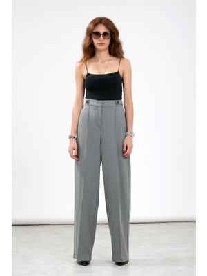 La Pante Kemer Apolet ve Düğme Detaylı ,önden Nervür Dikişli Rahat Pantolon