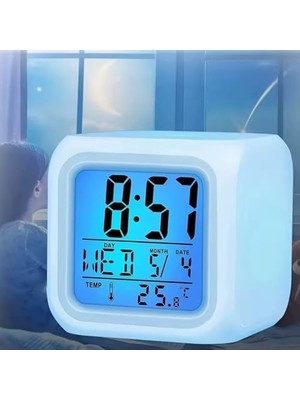 Masa Saati Renk Değiştiren Termometreli Küp Şeklinde Dijital Masa Saati: Alarm, Termometre ve Tarih Özellikli Şık Tasarım