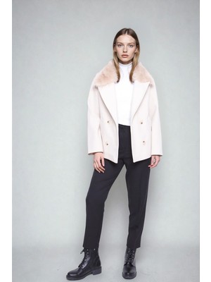 Vitrin Yakası Tüylü Düğmeli Kısa Kaşe Kaban