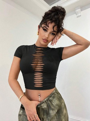 Afri Önü Yırtık Detaylı Siyah Fitted Crop Tişört