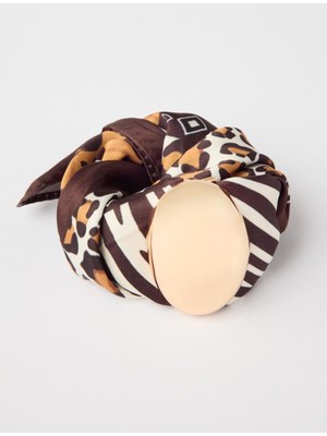 Jimmy Key Turuncu Oval Metal Figürlü Eşarp Kolye