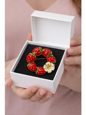 New Obsessions Çilek Çelenk Broş Yaka Iğnesi
