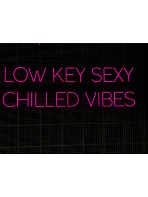 Low Key Sexy Chilled Vibes Neon LED Işık Gece Lambası 80 x 40 cm