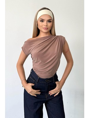 Giysa Kadın Asimetrik Yaka Büzgü Detaylı Bluz Bej - 25Y 2421