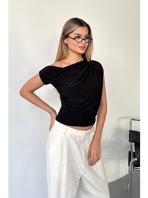 Giysa Kadın Asimetrik Yaka Büzgü Detaylı Bluz Siyah - 25Y 2421